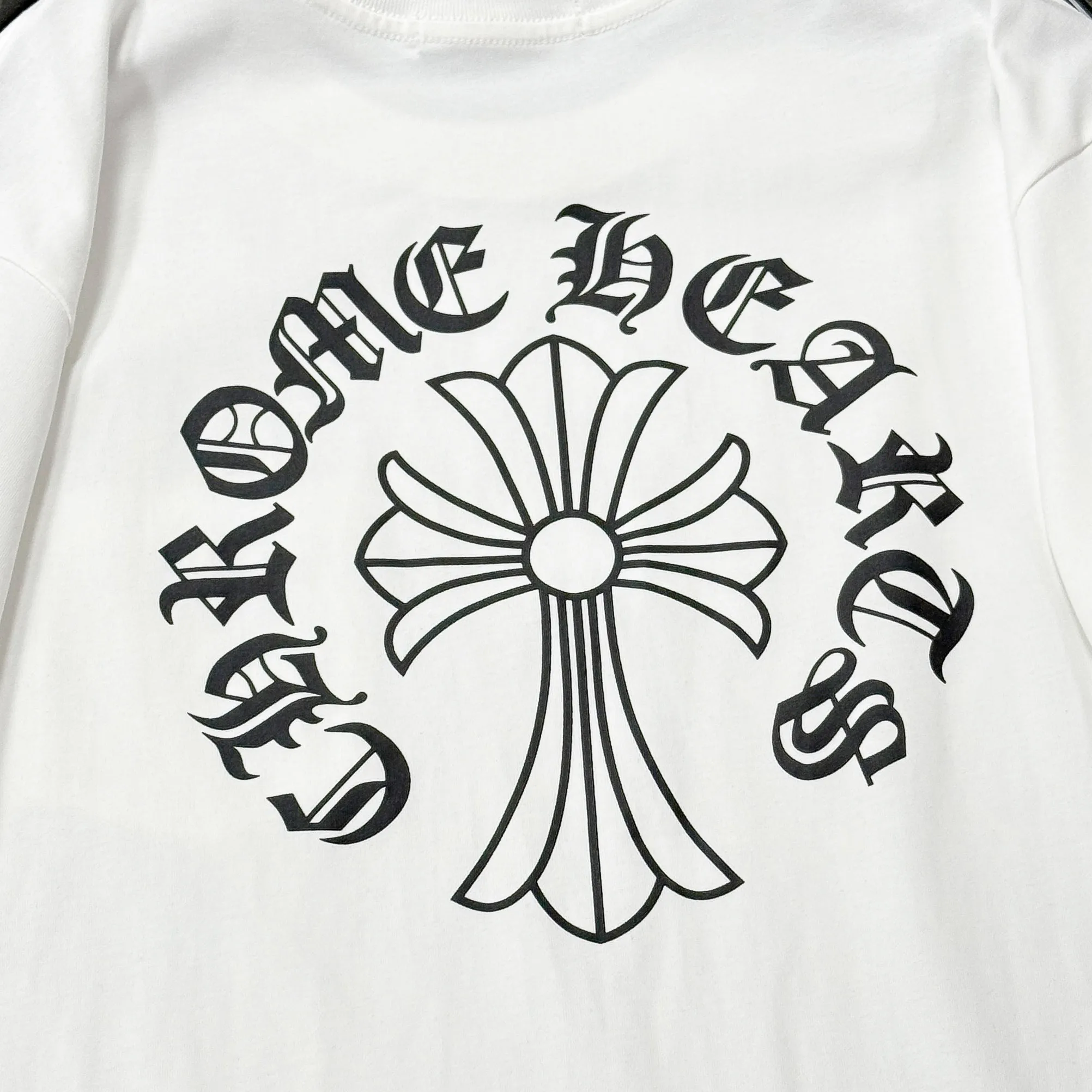 P170 Chrome Hearts 25 high-end versions. The fabric is made of 300 grams of high-density pure cotton. It does not deform or shrink. It has three labels. It is the same style for men and women. Technology: suede foaming + digital printing. Color: white, black. SIZE: S-XL.